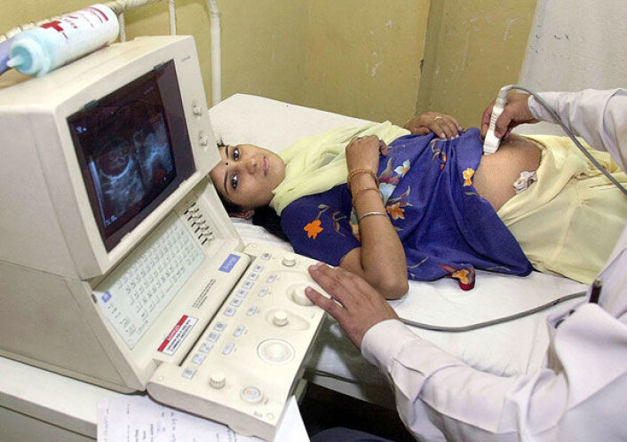 En kvinne, Neeta, tar ultralyd på et sykehus i New Dehli. Ultralydundersøkelse brukes av mange indiske familier som grunnlag for selektiv abort av jentebarn på tross av det ikke er tillatt. (Foto: Prakash Singh/AFP/Scanpix) En kvinne, Neeta, tar ultralyd på et sykehus i New Dehli. Ultralydundersøkelse brukes av mange indiske familier som grunnlag for selektiv abort av jentebarn på tross av det ikke er tillatt. (Foto: Prakash Singh/AFP/Scanpix)