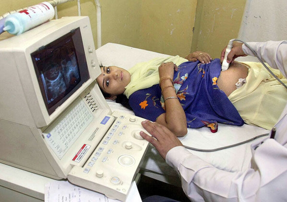 En kvinne, Neeta, tar ultralyd på et sykehus i New Dehli. Ultralydundersøkelse brukes av mange indiske familier som grunnlag for selektiv abort av jentebarn på tross av det ikke er tillatt. (Foto: Prakash Singh/AFP/Scanpix)