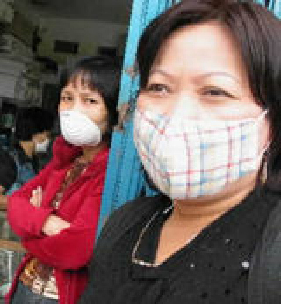'Kvinner i Hanoi, Vietnam bruker munnbind for å unngå å bli smittet av SARS. (Foto: EPA)'