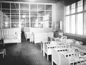"Lebensborn - Tyske fødehjem. Barnesenger på rekke og rad i fødehjemmet i Bygdøy allé / Drammensveien i Oslo (nå Polens ambassade). (Foto: Scanpix)" "Lebensborn - Tyske fødehjem. Barnesenger på rekke og rad i fødehjemmet i Bygdøy allé / Drammensveien i Oslo (nå Polens ambassade). (Foto: Scanpix)"