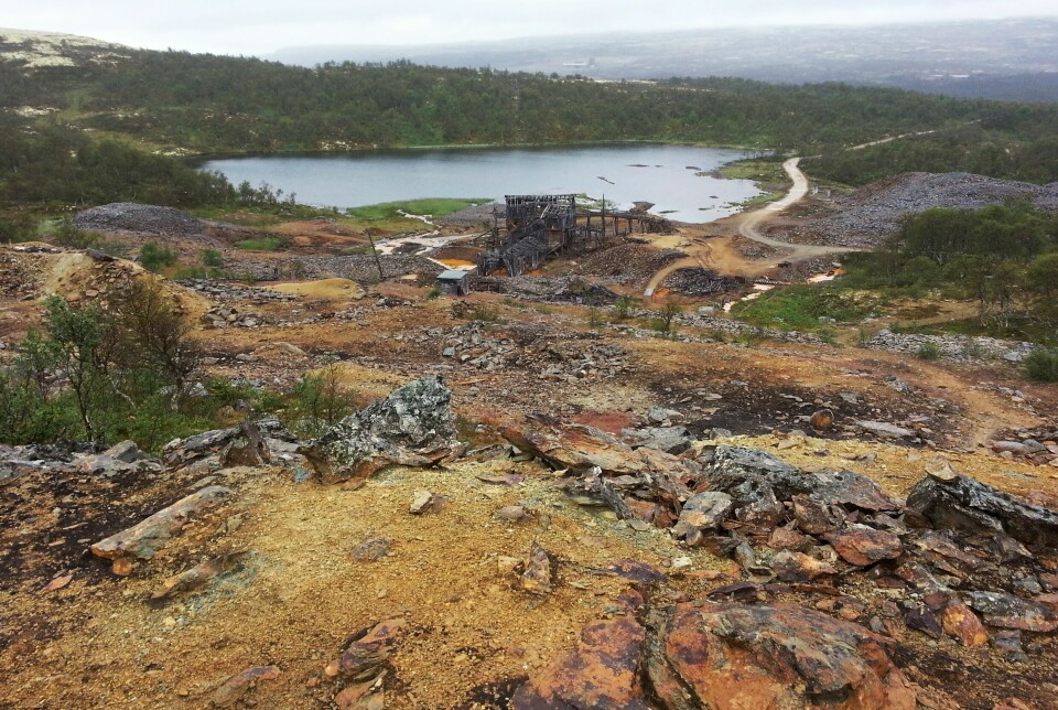 Rustfargen ved denne nedlagte gruven på Røros skyldes delvis lav og delvis rust på nakne steinflater.