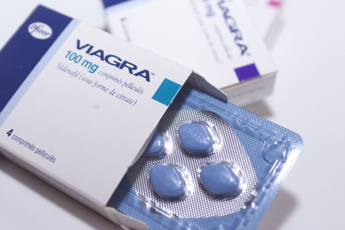 "Viagra, som danner gassen nitrogenoksid, er verdens mest kjente pille mot impotens. Både fotballegenden Pelé og den tidligere amerikanske presidentkandidaten Bob Dole har vært med i reklamer for Viagra. (Illustrasjonsfoto: www.colourbox.no)" "Viagra, som danner gassen nitrogenoksid, er verdens mest kjente pille mot impotens. Både fotballegenden Pelé og den tidligere amerikanske presidentkandidaten Bob Dole har vært med i reklamer for Viagra. (Illustrasjonsfoto: www.colourbox.no)"