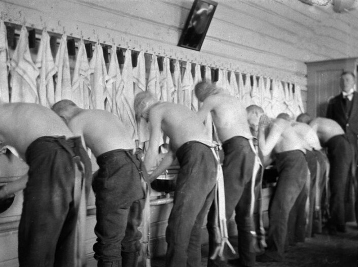 "Vaskerommet på Toftes gave. Anstalten ble beryktet for sin jerndisiplin. (Foto: Hedmarksmuseets fotoarkiv)" "Vaskerommet på Toftes gave. Anstalten ble beryktet for sin jerndisiplin. (Foto: Hedmarksmuseets fotoarkiv)"