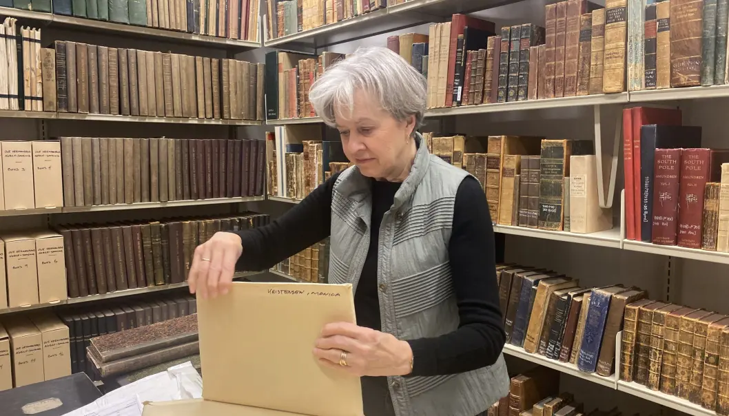 Litteraturviter Anka Ryall omkranset av verdifull historisk materiell i polararkivet. Litteraturviter Anka Ryall omkranset av verdifull historisk materiell i polararkivet.