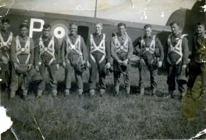 Fallskjermtrening i 1940. Wallis Jackson er nummer to fra høyre. (Foto: UiS) Fallskjermtrening i 1940. Wallis Jackson er nummer to fra høyre. (Foto: UiS)