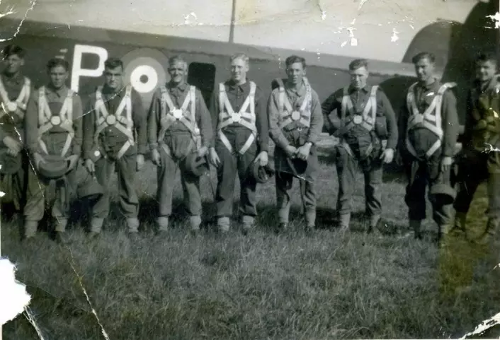 Fallskjermtrening i 1940. Wallis Jackson er nummer to fra høyre. (Foto: UiS)
