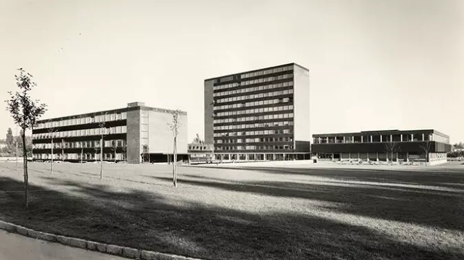 I 1959 vant arkitekt Leif Olav Moen konkurransen om et nytt bygningskompleks for Det historisk-filosofiske fakultet på Blindern.