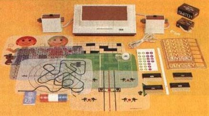 "Dette var hva du fikk dersom du kjøpte Magnavox Odyssey i 1971. Spillkonsollen kostet 100 dollar og kom blant annet med et tennisspill som minner veldig om Pong som kom senere." "Dette var hva du fikk dersom du kjøpte Magnavox Odyssey i 1971. Spillkonsollen kostet 100 dollar og kom blant annet med et tennisspill som minner veldig om Pong som kom senere."