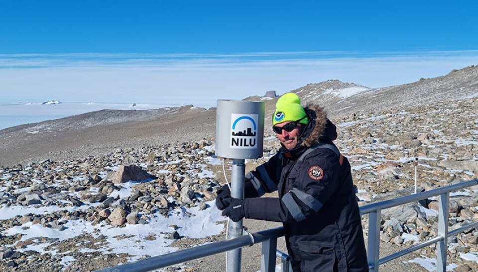 Chris Lunder utenfor Trollahaugen observatorium i Antarktis.