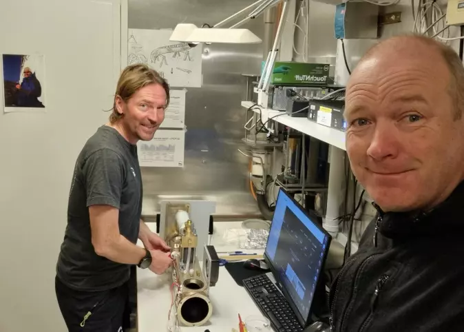 Chris Lunder (til venstre) sin jobb er å passe på at instrumentene virker som de skal. Her sammen med kollega Are Bäcklund inne på Trollhaugen i Antarktis.