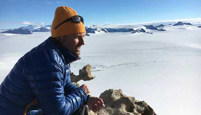 Chris Lunder på topptur i Antarktis om sommeren, mens det er vinter i Norge. Den 1000 meter tykke isen ser nesten ut som et hav.