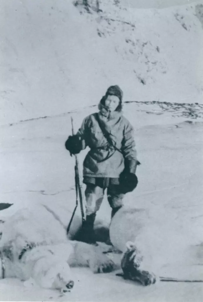 Wanny Woldstad ble den første kvinnelige jegeren på Svalbard. Her er hun avbildet med to selvskutte isbjørner.