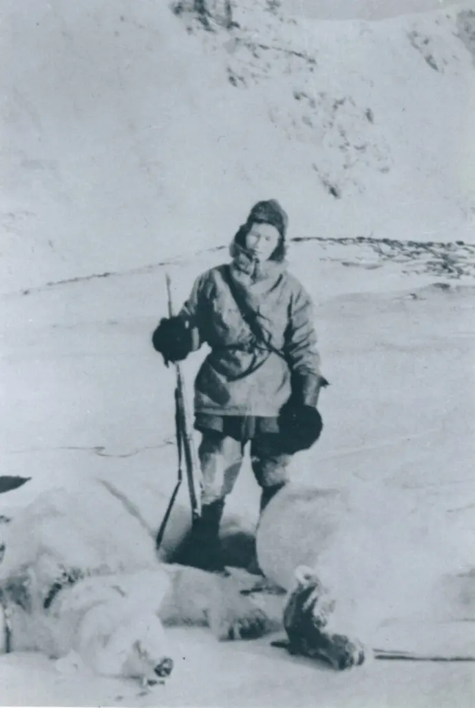 Wanny Woldstad ble den første kvinnelige jegeren på Svalbard. Her er hun avbildet med to selvskutte isbjørner. Wanny Woldstad ble den første kvinnelige jegeren på Svalbard. Her er hun avbildet med to selvskutte isbjørner.