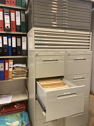 Det biografiske materialet blir oppbevart i arkivskap med skuffer med gule A4-konvolutter merket med navn. Kun 30 av disse har kvinnenavn. Det biografiske materialet blir oppbevart i arkivskap med skuffer med gule A4-konvolutter merket med navn. Kun 30 av disse har kvinnenavn.