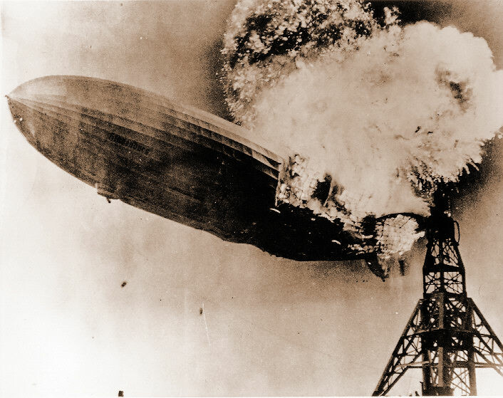 Luftskipet Hindenburg noen få sekunder etter at det tok fyr ved fortøyningsmasten under landing på Lakehurst Naval Air Station i Manchester Township, New Jersey, 6. mai 1937. (Foto: US Navy)