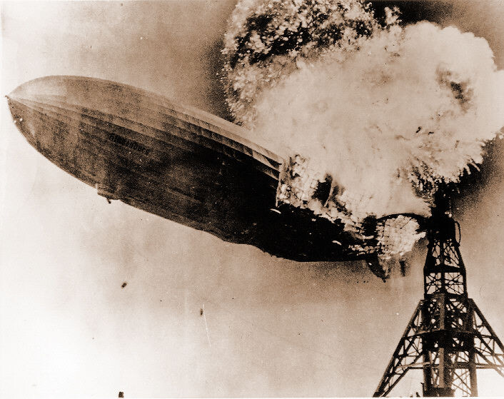Luftskipet Hindenburg noen få sekunder etter at det tok fyr ved fortøyningsmasten under landing på Lakehurst Naval Air Station i Manchester Township, New Jersey, 6. mai 1937. (Foto: US Navy) Luftskipet Hindenburg noen få sekunder etter at det tok fyr ved fortøyningsmasten under landing på Lakehurst Naval Air Station i Manchester Township, New Jersey, 6. mai 1937. (Foto: US Navy)