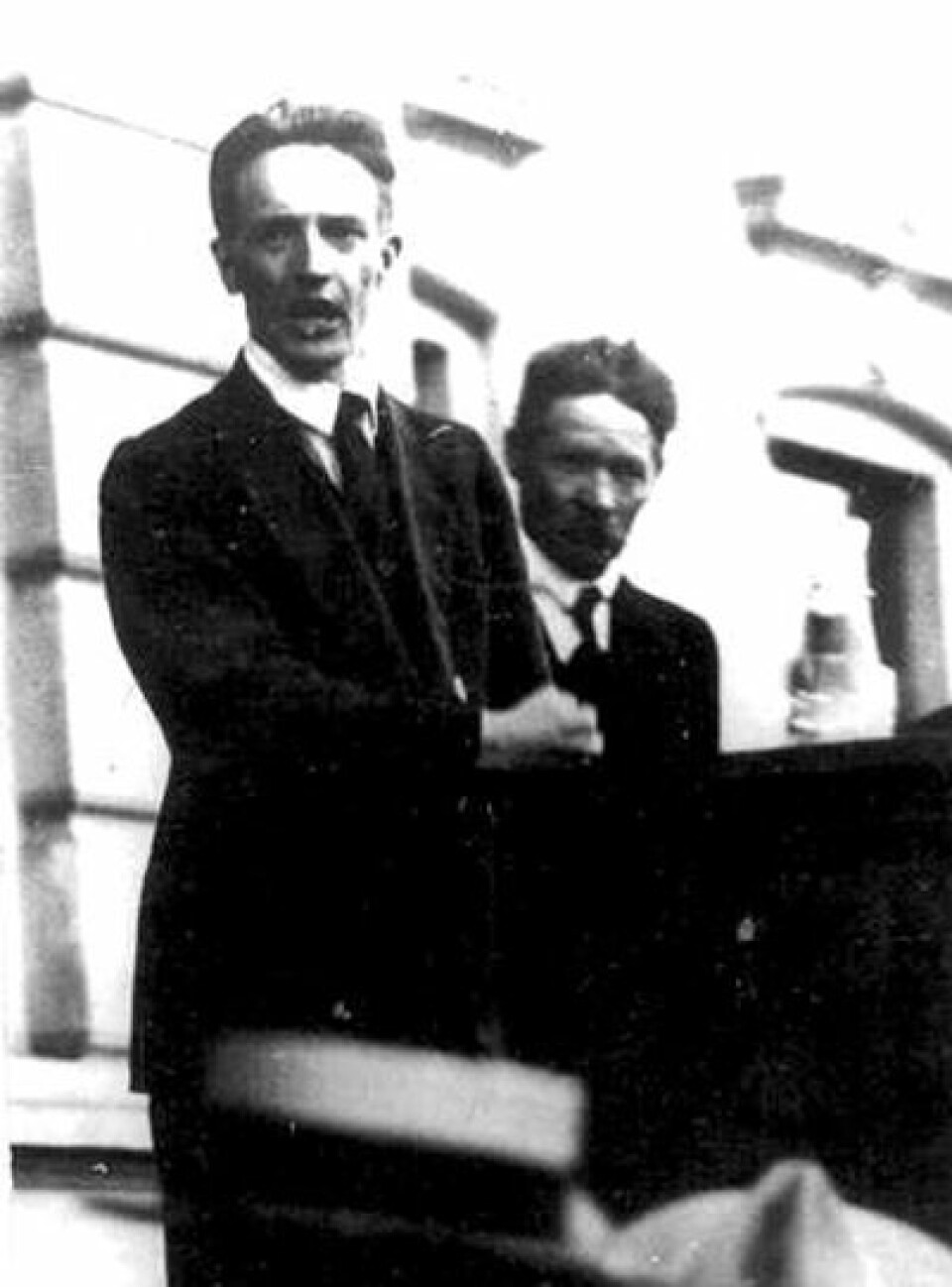 Johan Strand Johansen på talerstolen under et streikemøte utenfor Rådhuset i Porsgrunn 11. juni 1931. (Arkiv-foto: Arbeiderbevegelsens arkiv og bibliotek)