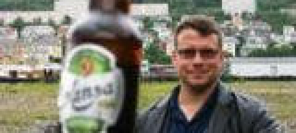 'Brunsneglen tiltrekkes av øl, men professor Christoffer Schander tror ikke lettøl (bildet) gjør samme nytten som vanlig øl. Aller helst bør ølet være mørkt. (Foto: Runo Isaksen)'