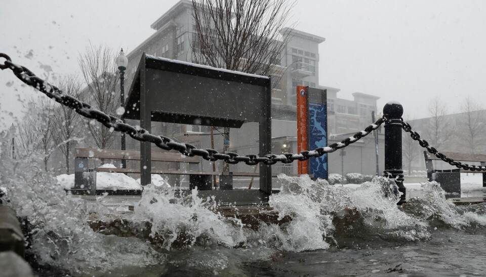 Flomvann slår inn øst i Boston. Havnivåene langs USAs kystlinjer ventes å stige med 25 til 30 centimeter fra dagens nivå innen 2050, heter det i en rapport fra amerikanske myndigheter.