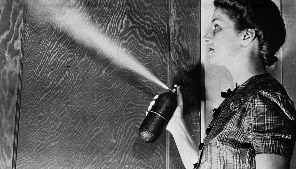 Her sprayer en dame insektsspray fra en flaske som bruker KFK-gasser. Flasker av samme typen kunne også brukes til hårspray og graffiti.