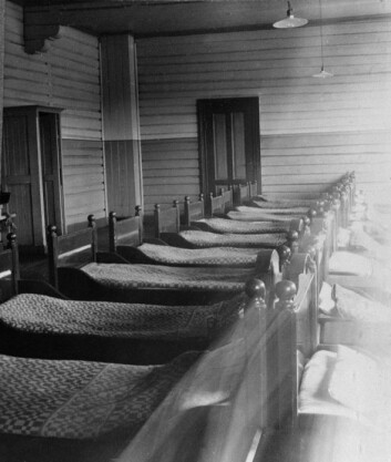 "Sovesal på Toftes gave. Kjersti Ericsson er redd vi fremdeles ser enkelte barn mer som en fare enn som barn i fare. (Foto: Hedmarksmuseets fotoarkiv)" "Sovesal på Toftes gave. Kjersti Ericsson er redd vi fremdeles ser enkelte barn mer som en fare enn som barn i fare. (Foto: Hedmarksmuseets fotoarkiv)"