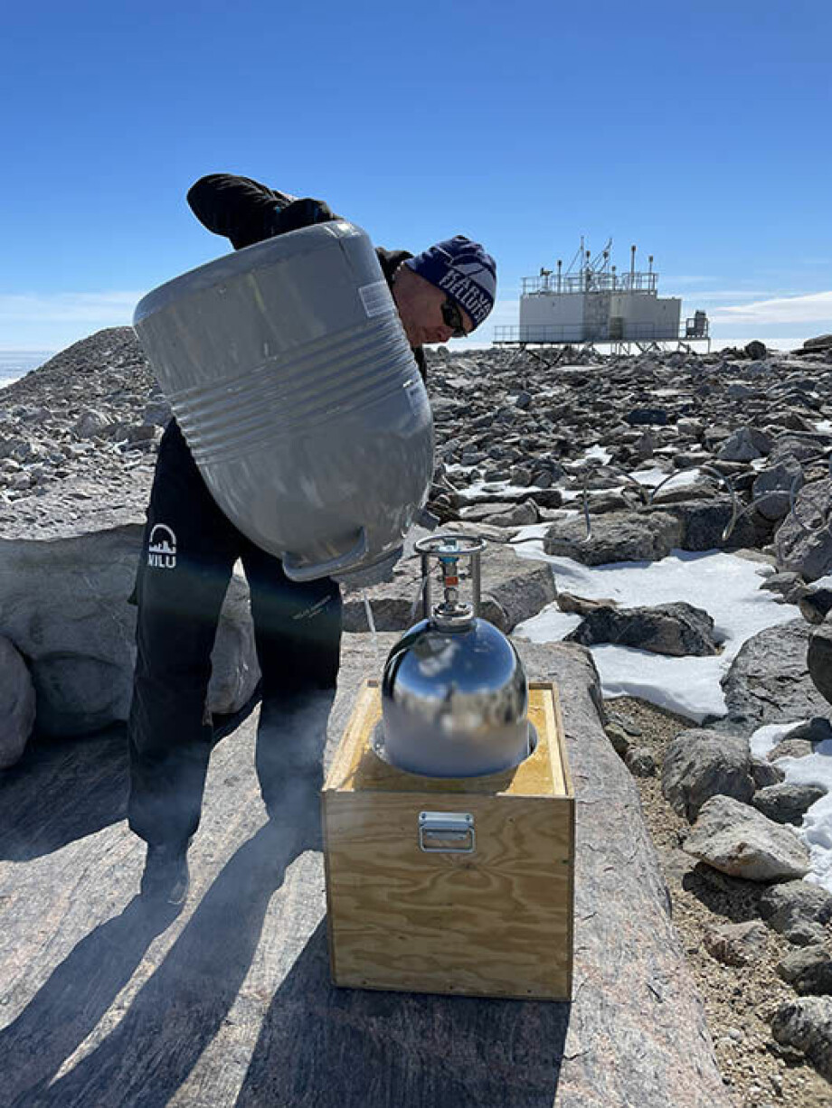 Her tar forskeren Are Bäcklund en luftprøve fra Sørpolen. De bruker det kjempekalde stoffet flytende nitrogen for å fange lufta i en flaske.