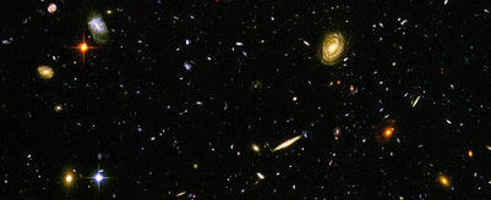Bildet viser galakser dypt i rommet, noe av eldste i det synlige universet. (Foto: NASA)