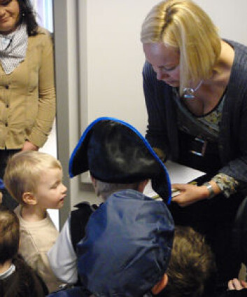 Forskerne bruker ulike pedagogiske fremgangsmåter, der mye av fokuset er på lek. (Foto: Ida M. Knudsen) Forskerne bruker ulike pedagogiske fremgangsmåter, der mye av fokuset er på lek. (Foto: Ida M. Knudsen)