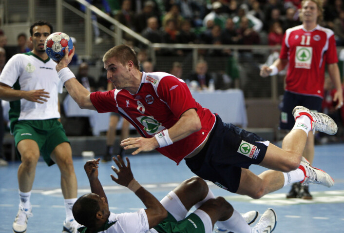 "Håndballspilleren beskrives som kraftfull og krigersk når han er på banen. Her er Bjarte Myrhol i aksjon mot Saudi-Arabia under VM i Kroatia i år. (Foto: Scanpix)" "Håndballspilleren beskrives som kraftfull og krigersk når han er på banen. Her er Bjarte Myrhol i aksjon mot Saudi-Arabia under VM i Kroatia i år. (Foto: Scanpix)"