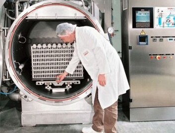En forskningsautoklav som opererer etter shaka-prinsippet er installert ved Nofima Mat i Stavanger. Kurven med matprodukter ristes fram og tilbake under varmebehandlingen og dermed øker varmefordelingens hastighet betraktelig. (Foto: Nofima) En forskningsautoklav som opererer etter shaka-prinsippet er installert ved Nofima Mat i Stavanger. Kurven med matprodukter ristes fram og tilbake under varmebehandlingen og dermed øker varmefordelingens hastighet betraktelig. (Foto: Nofima)