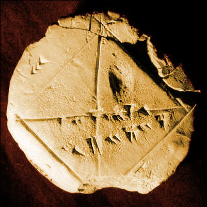 Den babylonske steinen YBC 7289 er fra ca. 1800-1600 f.Kr, og viser hvordan babylonerne regnet ut diagonalen i en likesidet firkant til kvadratroten av to. (Foto: Bill Casselman, Creative Commons, se lisens, fargelagt av forskning.no) Den babylonske steinen YBC 7289 er fra ca. 1800-1600 f.Kr, og viser hvordan babylonerne regnet ut diagonalen i en likesidet firkant til kvadratroten av to. (Foto: Bill Casselman, Creative Commons, se lisens, fargelagt av forskning.no)