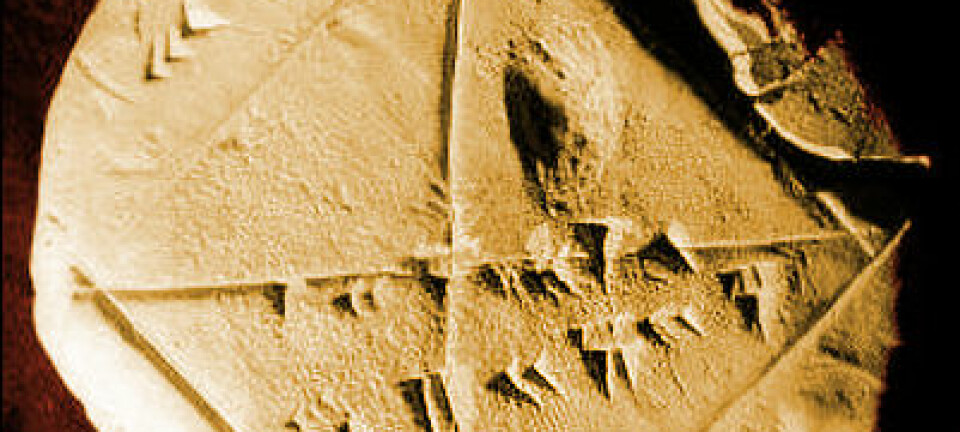 Den babylonske steinen YBC 7289 er fra ca. 1800-1600 f.Kr, og viser hvordan babylonerne regnet ut diagonalen i en likesidet firkant til kvadratroten av to. (Foto: Bill Casselman, Creative Commons, se lisens, fargelagt av forskning.no)