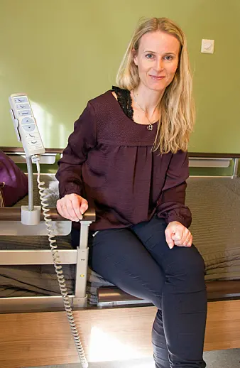 Brukerne selv vil gjerne ha velferdsteknologi, sier Silje Bjerkås. På dette arkivbildet ser hun på en seng som kan heves og senkes, men også si fra når den som ligger der, står opp. Brukerne selv vil gjerne ha velferdsteknologi, sier Silje Bjerkås. På dette arkivbildet ser hun på en seng som kan heves og senkes, men også si fra når den som ligger der, står opp.