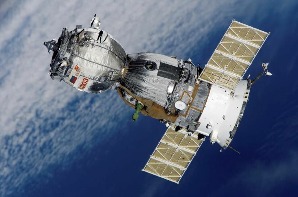 'De russiske bemannede Soyuz-fartøyene er engangsfartøy, og mye billigere i drift, men har også mye mindre kapasitet. Kapselen kan bare ta med seg tre folk opp til romstasjonen, mens romfergen kan ha et mannskap på syv og en last på over 20 tonn.(Foto: Wikimedia Commons/Thegreenj)'