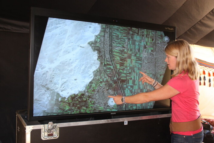 Sarah Parcak foran ett av satellittbildene. (Foto: UAB) Sarah Parcak foran ett av satellittbildene. (Foto: UAB)