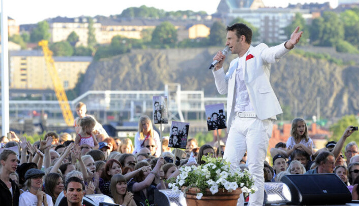Programlederen Anders Lundin i Allsång på Skansen. (Foto: Carl-Johan Söder/SVT) Programlederen Anders Lundin i Allsång på Skansen. (Foto: Carl-Johan Söder/SVT)