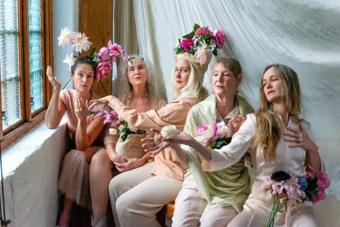 Danseforestillingen «Dronninger» har premiere i april, og Bodil Hansen Blix er invitert til samtale med danserne om det å bli eldre. Danseforestillingen «Dronninger» har premiere i april, og Bodil Hansen Blix er invitert til samtale med danserne om det å bli eldre.