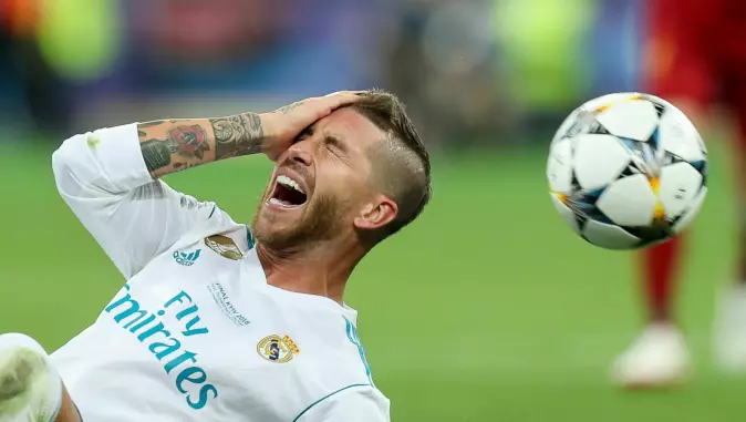 Real Madrids Sergio Ramos vrir seg i smerte etter et kraftig støt mot hodet. Fra Champion League-finalen mot Liverpool i mai 2018.
