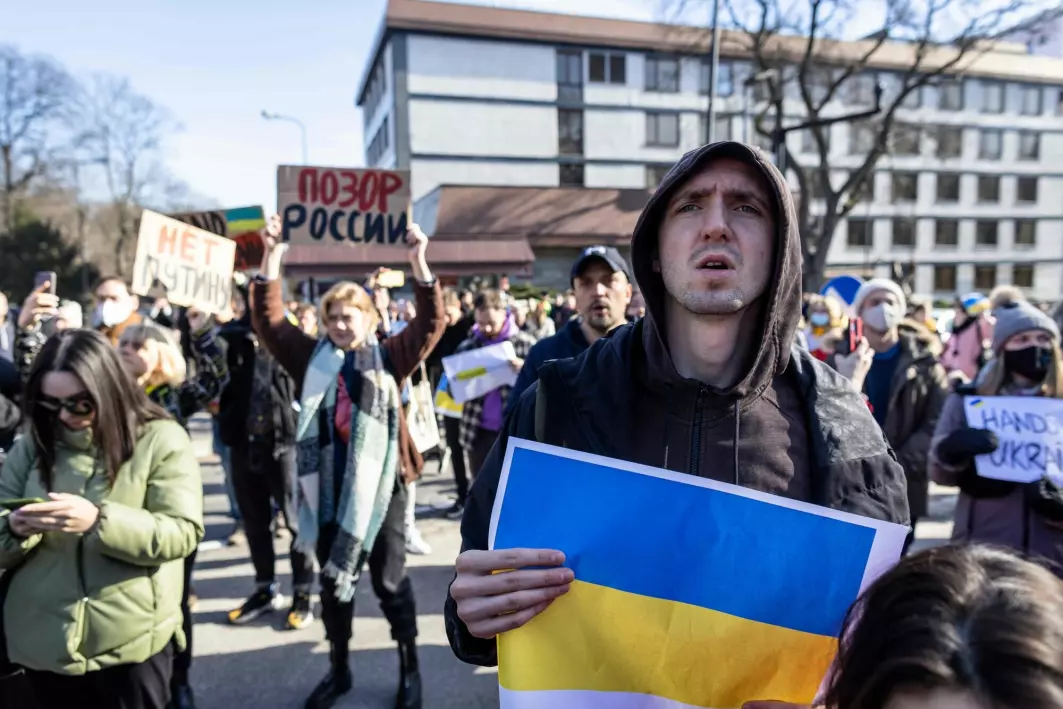 Ukrainske og polske demonstranter samlet seg utenfor den russiske ambassaden i Warszawa for å demonstrere mot den russiske invasjonen av Ukraina.