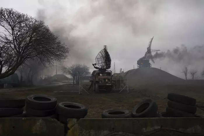 Røyk stiger fra en luftforssvarsbase i Mariupol i Ukraina, etter et russisk luftangrep.