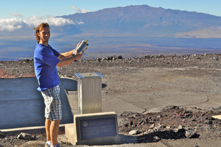 Aidan Colton ved NOAAs observatorium på Mauna Loa i Hawai viser hvordan man gjorde tidlige luftmålinger. Prøver fra Hawai og andre målingspunkter har blitt analysert for den ozonlag-nedbrytende gassen metylkloroform. Nivået av denne gassen er en indikasjon på atmosfærens evne til å rense seg selv. (Foto: James Elkins, NOAA ESRL) Aidan Colton ved NOAAs observatorium på Mauna Loa i Hawai viser hvordan man gjorde tidlige luftmålinger. Prøver fra Hawai og andre målingspunkter har blitt analysert for den ozonlag-nedbrytende gassen metylkloroform. Nivået av denne gassen er en indikasjon på atmosfærens evne til å rense seg selv. (Foto: James Elkins, NOAA ESRL)
