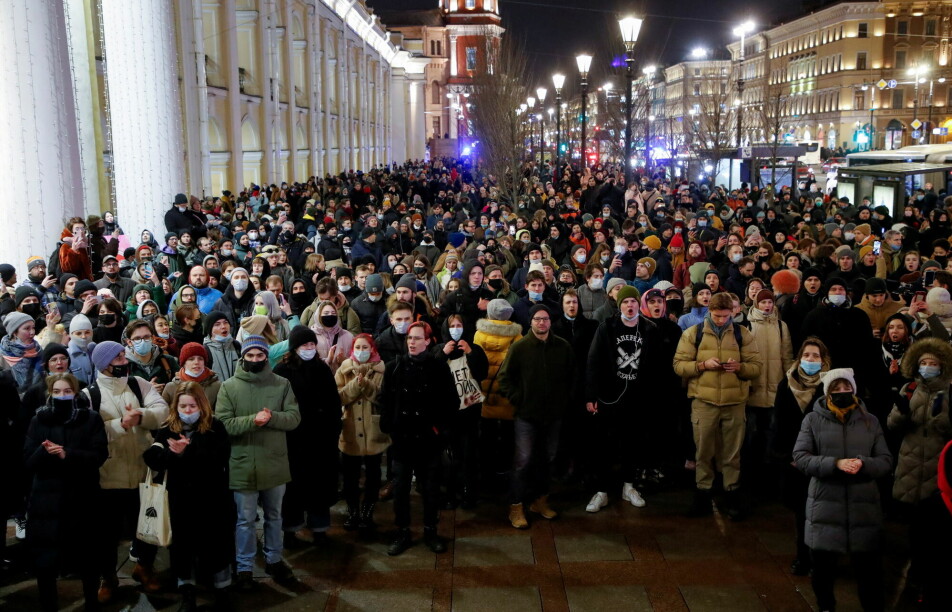 Demonstranter fylte gatene i St. Petersburg torsdag 24. februar.