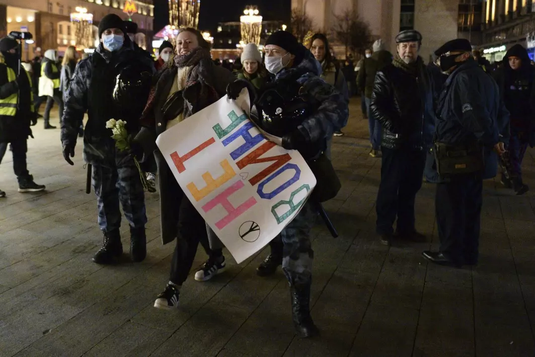 En demonstrant med skiltet «Nei til krig» blir arrestert i Moskva den 24. februar. Hundrevis av mennesker tok til gatene i Moskva og St. Petersburg for å demonstere mot Russlands invasjon av Ukraina.