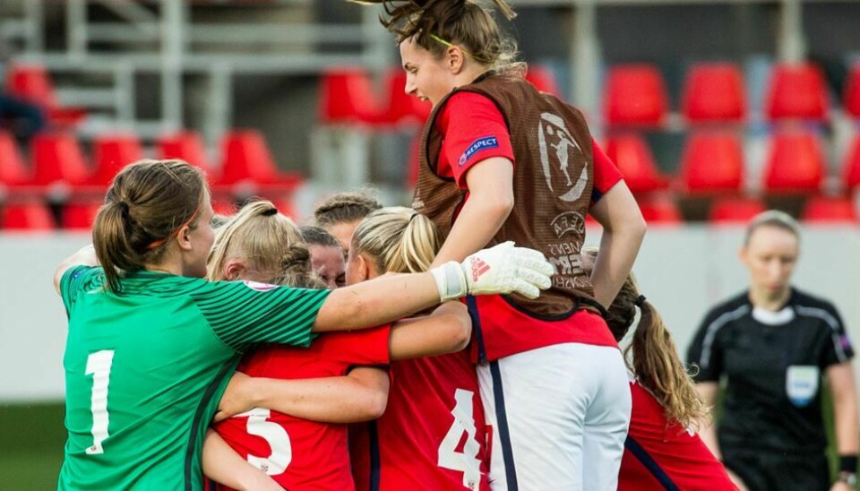 Avoiding injuries is crucial to be av top atlete. The women’s national team 19 celebrating a goal during the Under-19 European Championships. Torstein Dalen-Lorentsen was the team’s physical trainer.