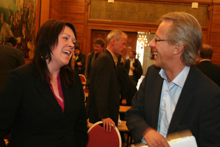Åsa Elvik, Kunnskapsdepartementet og Olav Flaten, GlaxoSmithKline. (Foto: Asle Rønning) Åsa Elvik, Kunnskapsdepartementet og Olav Flaten, GlaxoSmithKline. (Foto: Asle Rønning)