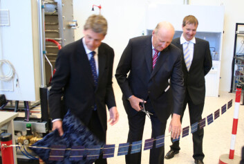 Kong Harald klipper solcellesnora, og erklærer laboratoriet på IFE for åpnet. Dette solcellelaboratoriet er Norges største. (Foto: Andreas R. Graven) Kong Harald klipper solcellesnora, og erklærer laboratoriet på IFE for åpnet. Dette solcellelaboratoriet er Norges største. (Foto: Andreas R. Graven)
