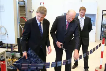 Kong Harald klipper solcellesnora, og erklærer laboratoriet på IFE for åpnet. Dette solcellelaboratoriet er Norges største. (Foto: Andreas R. Graven)