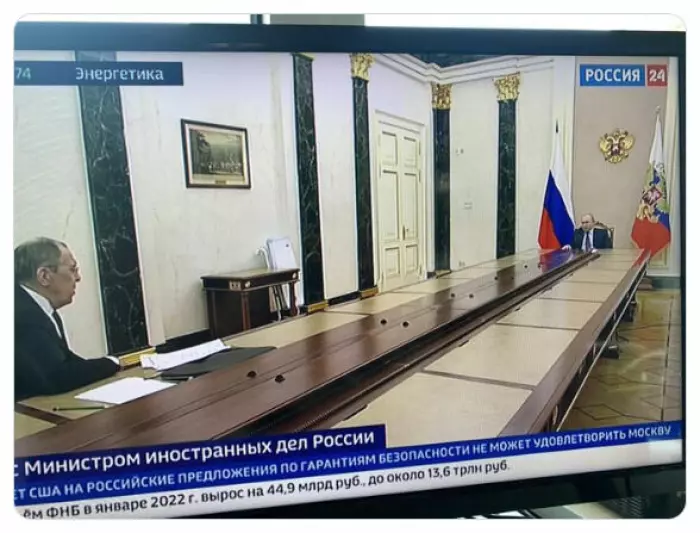 Russlands president har de siste dagene holdt møter ved oppsiktsvekkende lange bord. Her da han for få dager siden møtte sin egen utenriksminister Sergei Lavrov.