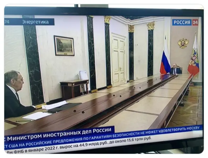 Russlands president har de siste dagene holdt møter ved oppsiktsvekkende lange bord. Her da han for få dager siden møtte sin egen utenriksminister Sergei Lavrov. Russlands president har de siste dagene holdt møter ved oppsiktsvekkende lange bord. Her da han for få dager siden møtte sin egen utenriksminister Sergei Lavrov.