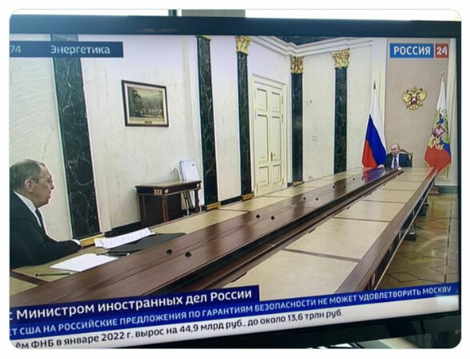 Russlands president har de siste dagene holdt møter ved oppsiktsvekkende lange bord. Her da han for få dager siden møtte sin egen utenriksminister Sergei Lavrov.